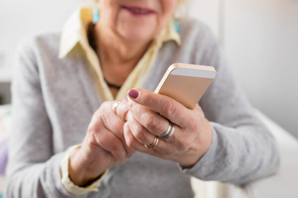 How to pick the right mobile phone for seniors?